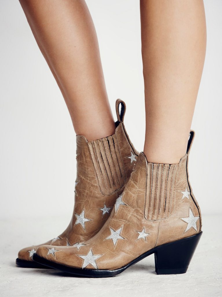 Fashion Blogger Shloka Narang showcases micro trend star pattern featuring Free People Boots