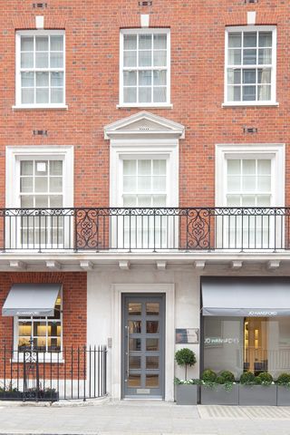 Luxury beauty blogger Shloka Narang of The Silk Sneaker shares her favourite and best hair salons in central London for the best blow dry and hair cut