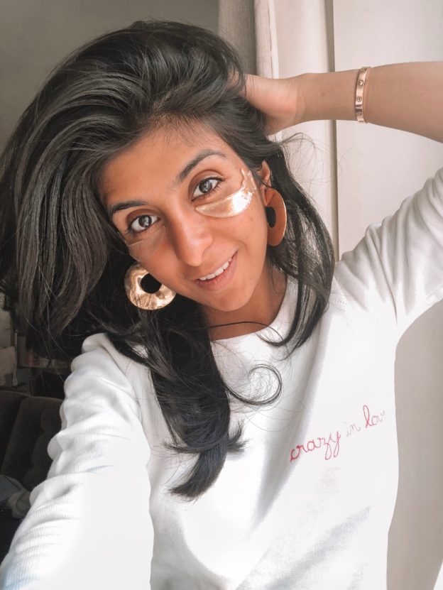 Beauty blogger Shloka Narang of The Silk Sneaker shares her tips for reducing face puffyness and decreasing dark circles featuring KNC Beauty, Jo Malone and Jade Roller